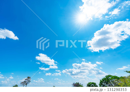 青空と雲と太陽と木立 青空と雲と太陽と木立 131298353