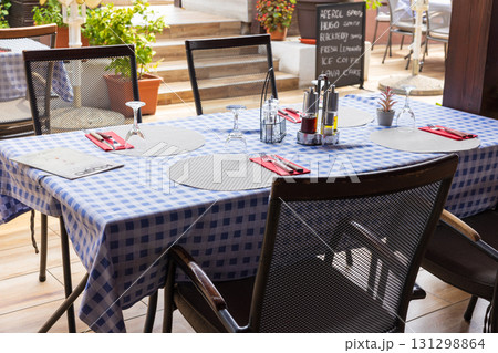 ヨーロッパ、クロアチアのレストランテーブル 131298864