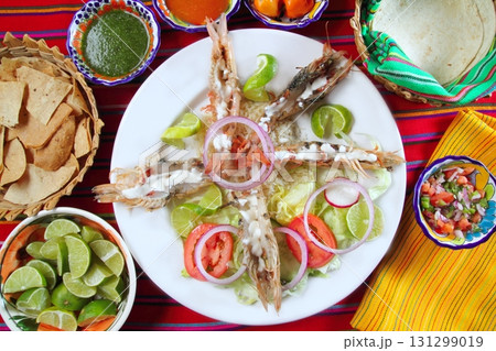 Mexican shrimps with butter cream chili sauces 131299019