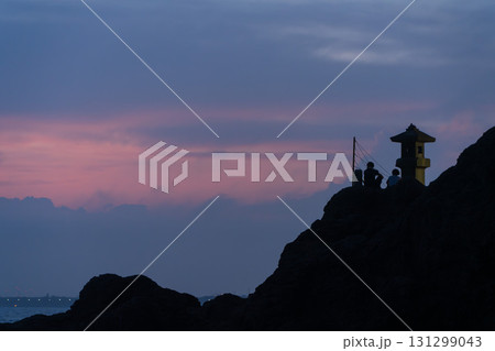 江の島の石灯籠と夕暮れの風景 江の島の石灯籠と夕暮れの風景 131299043