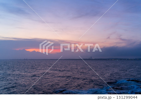 江の島の夕暮れと海の風景 江の島の夕暮れと海の風景 131299044
