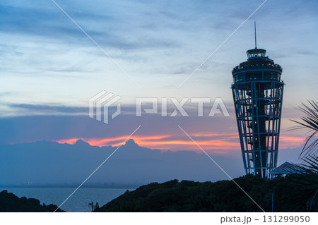 江の島シーキャンドルと夕暮れの風景 131299050