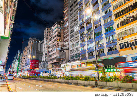 香港のメインストリート　夜のネイザンロード 131299059