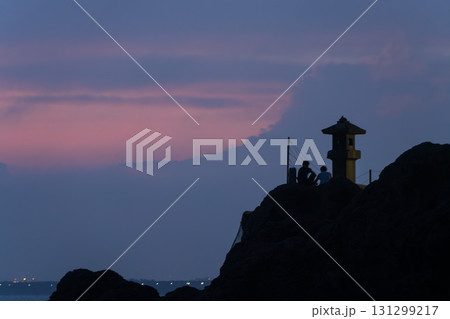 江の島の石灯籠と夕暮れの風景 131299217