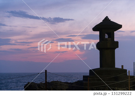 江の島稚児ヶ淵の石灯籠と夕暮れの風景 131299222