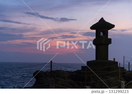 江の島稚児ヶ淵の石灯籠と夕暮れの風景 131299223