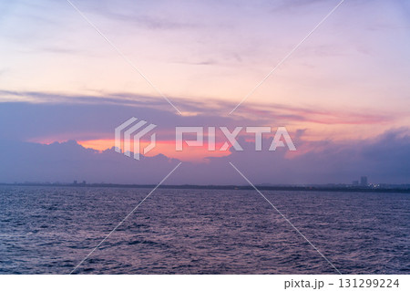 江の島の夕暮れと海の風景 131299224