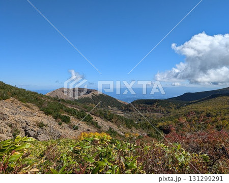 吾妻小富士の山頂火口を一切経山の登山道から望む 吾妻小富士の山頂火口を一切経山の登山道から望む 131299291