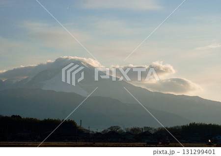 冬の冷たい空気をまとう伊吹山 冬の冷たい空気をまとう伊吹山 131299401