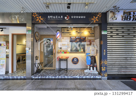 台北市内の半屋外のトースト店　床屋さんでは有りません 131299417
