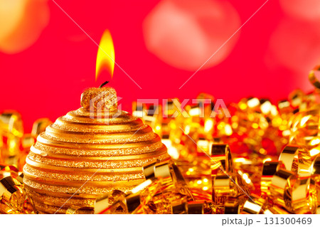 Christmas card of golden bauble candle on tinsel 131300469