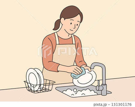 お皿洗いをする主婦　 131301176