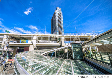 日本の横浜都市景観9月25日。横浜駅きた西口やタワーマンションなどを望む。大屋根が印象的 131301506