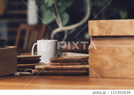 温かみのあるミニマリストなライフスタイル木と陶器のテーブル風景 131302636