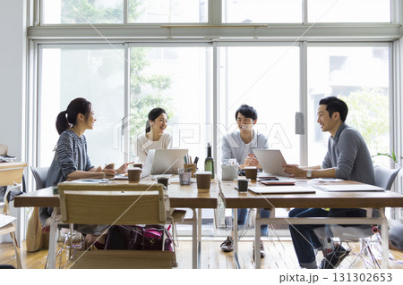 オフィスで働く会社員 打ち合わせ 議論 オフィスで働く会社員 打ち合わせ 議論 131302653