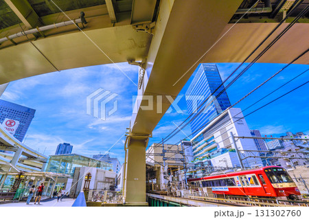 日本の横浜都市景観　横浜駅やJR横浜タワー、京浜急行の電車などを望む 131302760