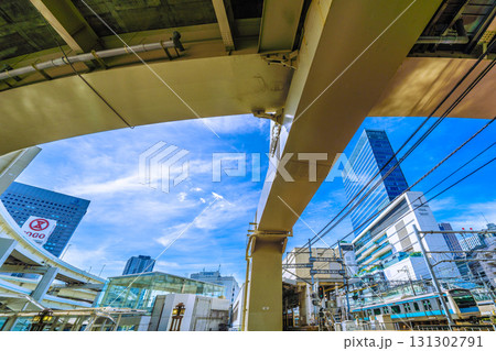 日本の横浜都市景観　横浜駅やJR横浜タワー、電車（京浜東北線）などを望む 131302791