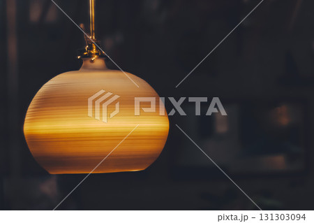 アンティーク調のペンダントライトが夜の部屋で光っている 131303094
