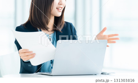 笑顔で対話をする女性・ビジネスウーマン 131303816