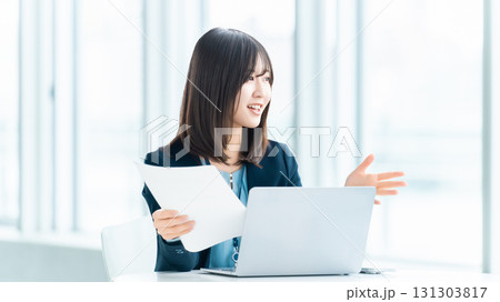 笑顔で対話をする女性・ビジネスウーマン 笑顔で対話をする女性・ビジネスウーマン 131303817