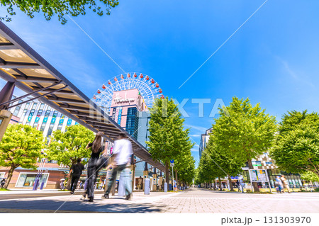 日本の横浜都市景観 センター北駅前、都築阪急の観覧車などを望む＝2日 131303970