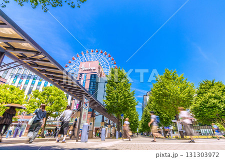 日本の横浜都市景観 センター北駅前、都築阪急の観覧車などを望む＝2日 131303972