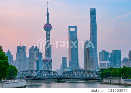 上海早朝・蘇州河から眺める東方明珠と陸家嘴の高層ビル群 131303973
