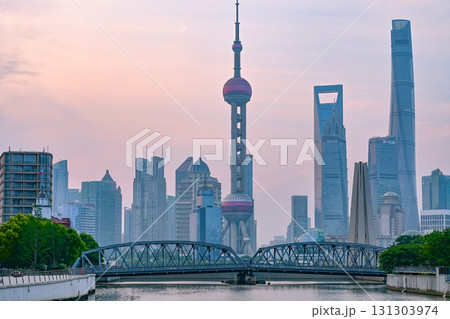 上海早朝・蘇州河から眺める東方明珠と陸家嘴の高層ビル群 131303974