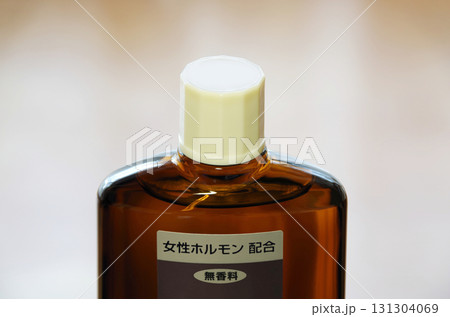 ボトル先端のスクリューキャップを閉めた女性ホルモン配合で無香料の育毛剤 ボトル先端のスクリューキャップを閉めた女性ホルモン配合で無香料の育毛剤 131304069