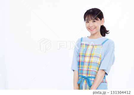 エプロン姿の主婦 131304412