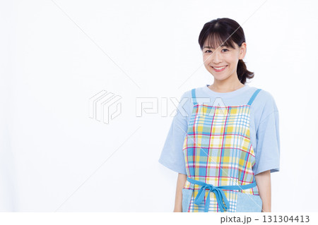 エプロン姿の主婦 131304413