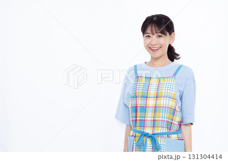 エプロン姿の主婦 131304414