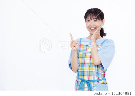 人差し指を立てている主婦 131304981
