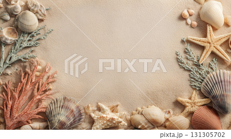 ビーチの貝殻とヒトデで飾られた砂の背景イメージ 131305702