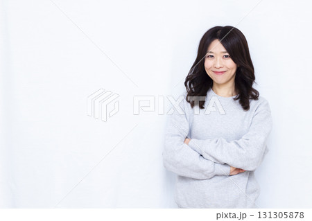 腕くみをして考えている女性 131305878