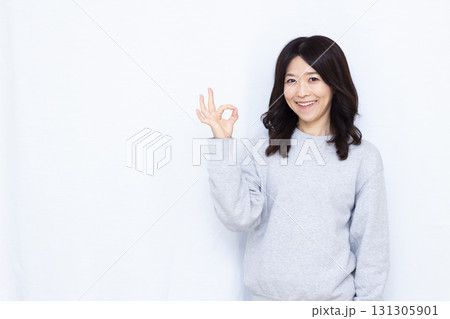 笑顔でOKサインをしている女性 笑顔でOKサインをしている女性 131305901