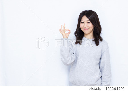 笑顔でOKサインをしている女性 131305902