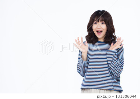 笑顔でおどろく女性 131306044