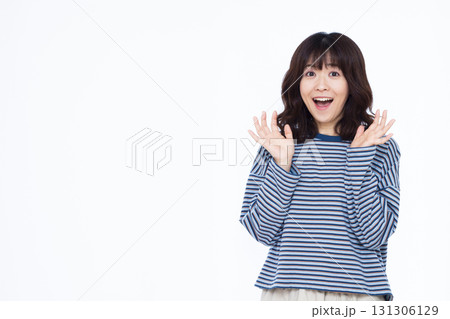笑顔でびっくりおどろく女性 131306129