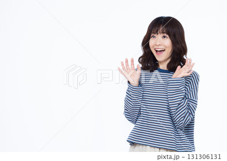 笑顔でビックリおどろく女性 笑顔でビックリおどろく女性 131306131