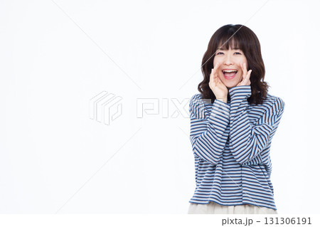 笑顔で叫ぶ女性 笑顔で叫ぶ女性 131306191