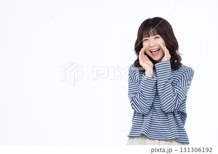笑顔で叫ぶ女性 笑顔で叫ぶ女性 131306192