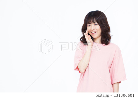 笑顔でささやいている女性 笑顔でささやいている女性 131306601