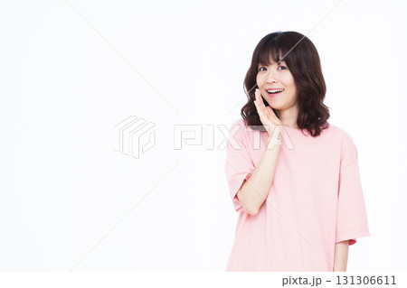 笑顔でささやいている女性 笑顔でささやいている女性 131306611