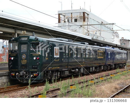 特別運行で下関駅に停車する観光列車「かわせみ やませみ」 131306668