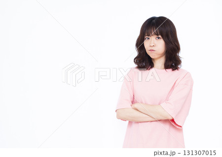 怒っている女性 怒っている女性 131307015