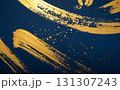 青い紙に描かれた豪華な金色の筆ストローク　モダンな背景 131307243