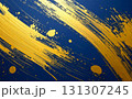 青い紙に描かれた豪華な金色の筆ストローク　モダンな背景 131307245