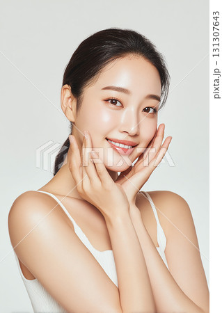 輝くつや肌を持つアジア人女性のスキンケアイメージ 輝くつや肌を持つアジア人女性のスキンケアイメージ 131307643