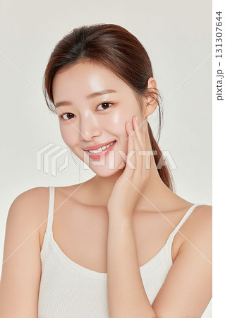 透明感あふれる笑顔の美しい女性のポートレート 131307644